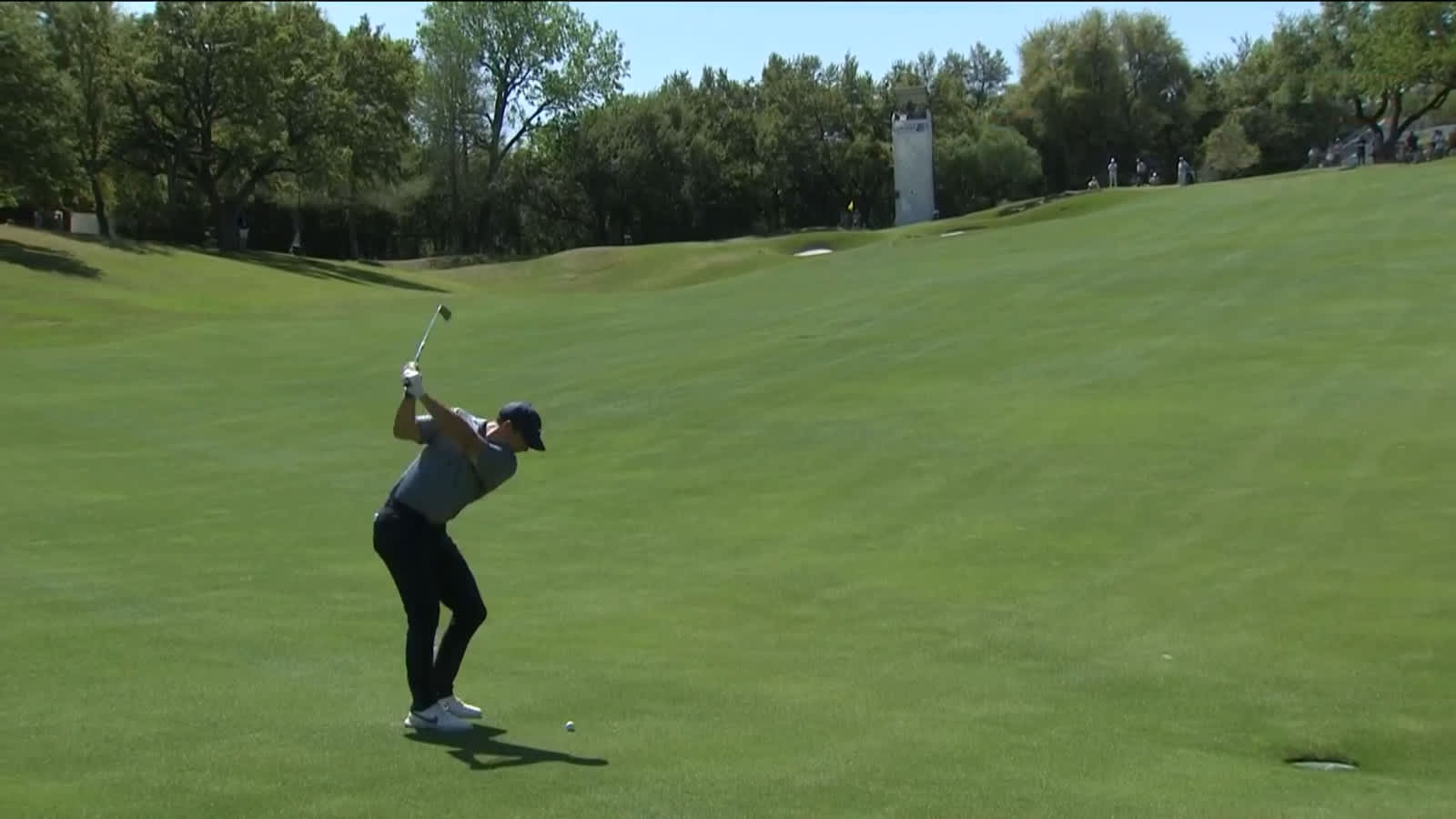 Rory McIlroy throws a dart to set up birdie at WGC-Dell Match Play