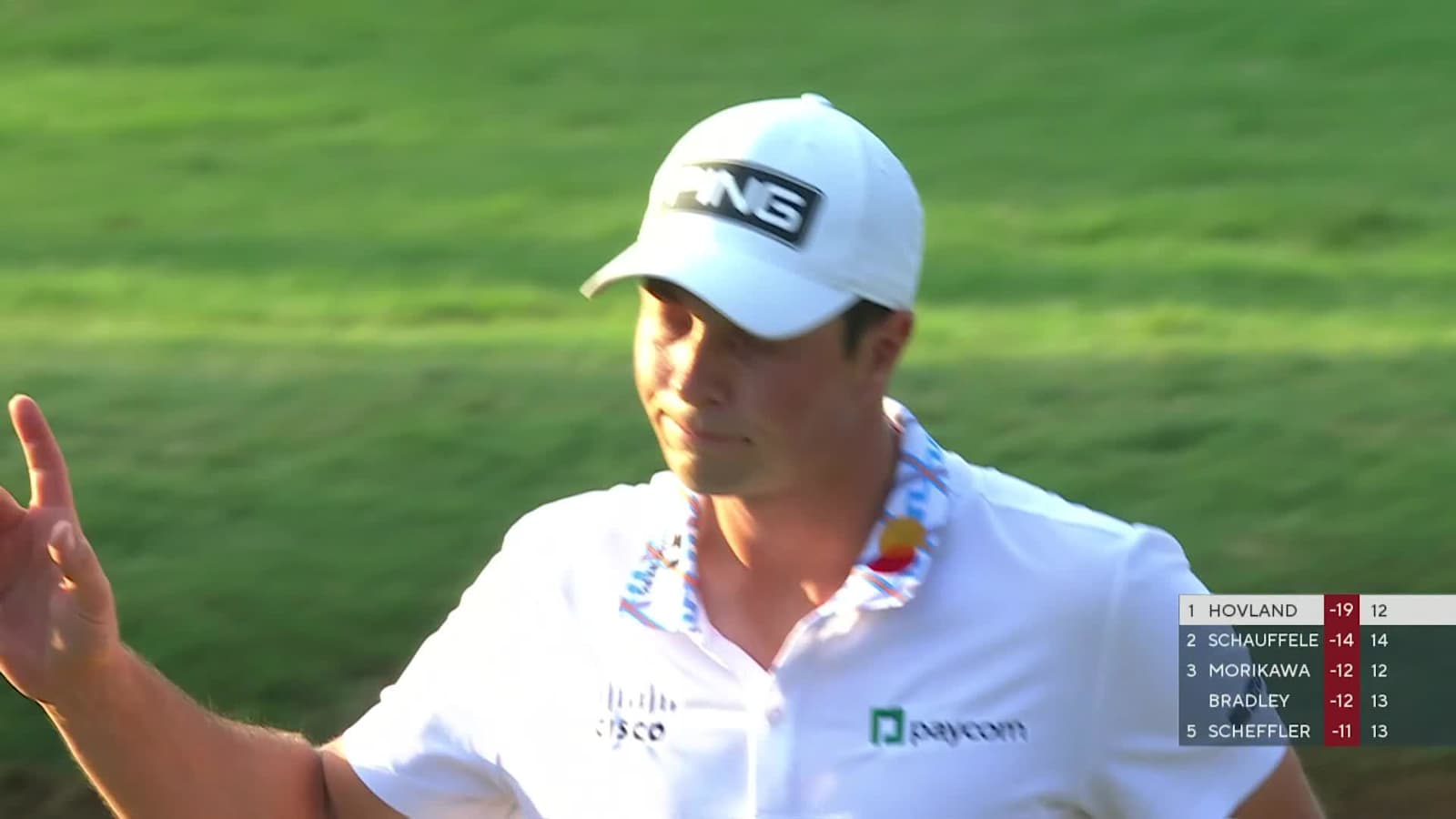 Viktor Hovland sinks a 21-foot birdie putt at TOUR Championship