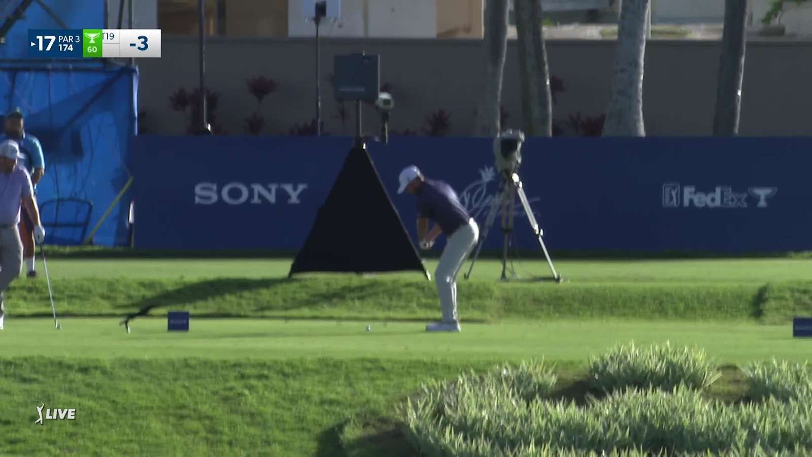 Troy Merritt hits aggressive tee shot tight and birdies at Sony Open