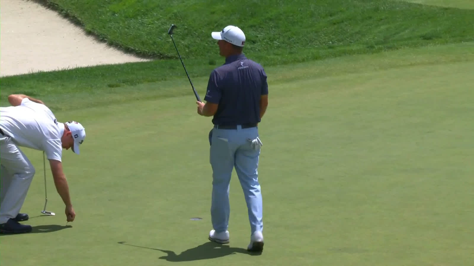 Tom Hoge throws an absolute dart to mere inches at Travelers