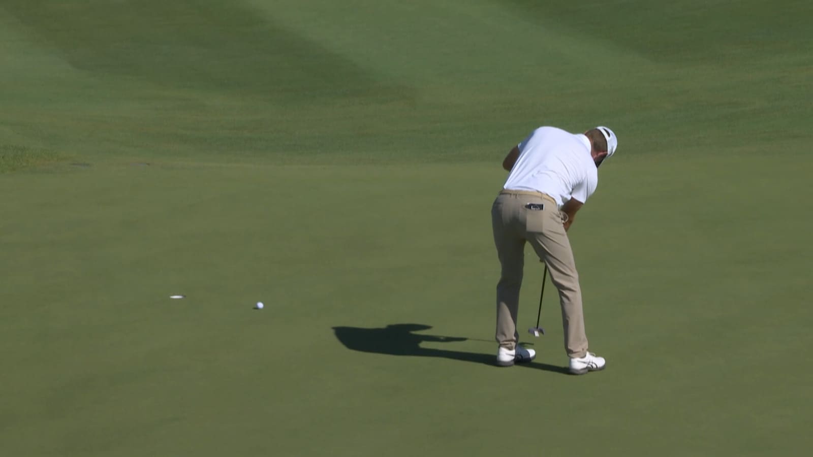 Lucas Glover drains 11-foot birdie putt at Black Desert