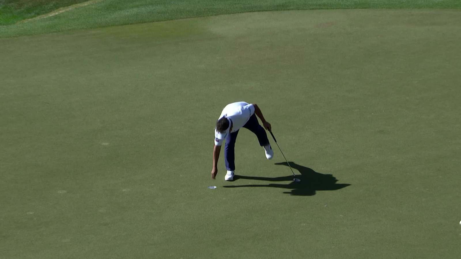 Hiroyuki Fujita makes birdie putt on No. 18 at Cologuard