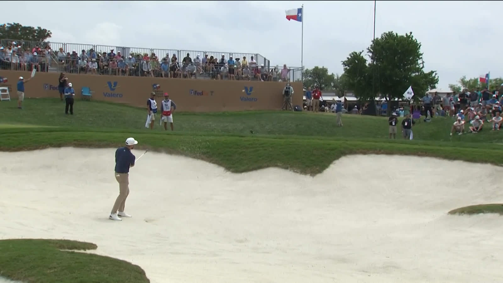 Chris Kirk holes 61-foot bunker shot for birdie on No. 7 at Valero