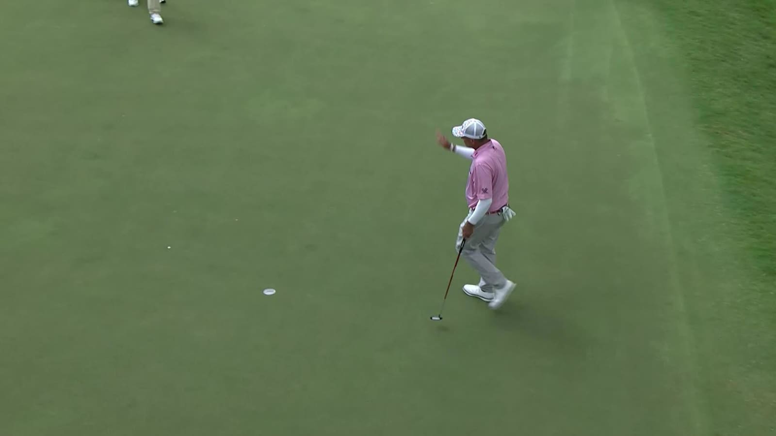 Dicky Pride sinks birdie putt at Tradition