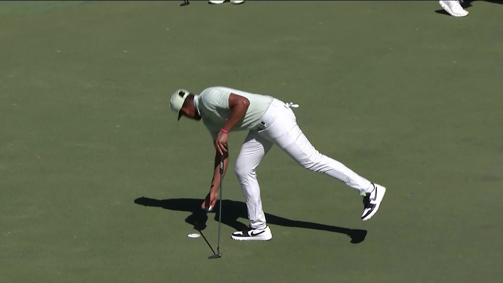 Tony Finau drops 11-foot eagle putt at Sentry