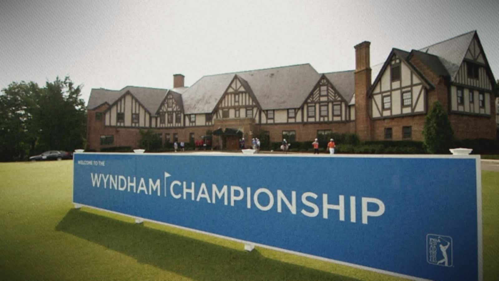 Tiger Woods shares lead with Tom Hoge at the Wyndham Championship