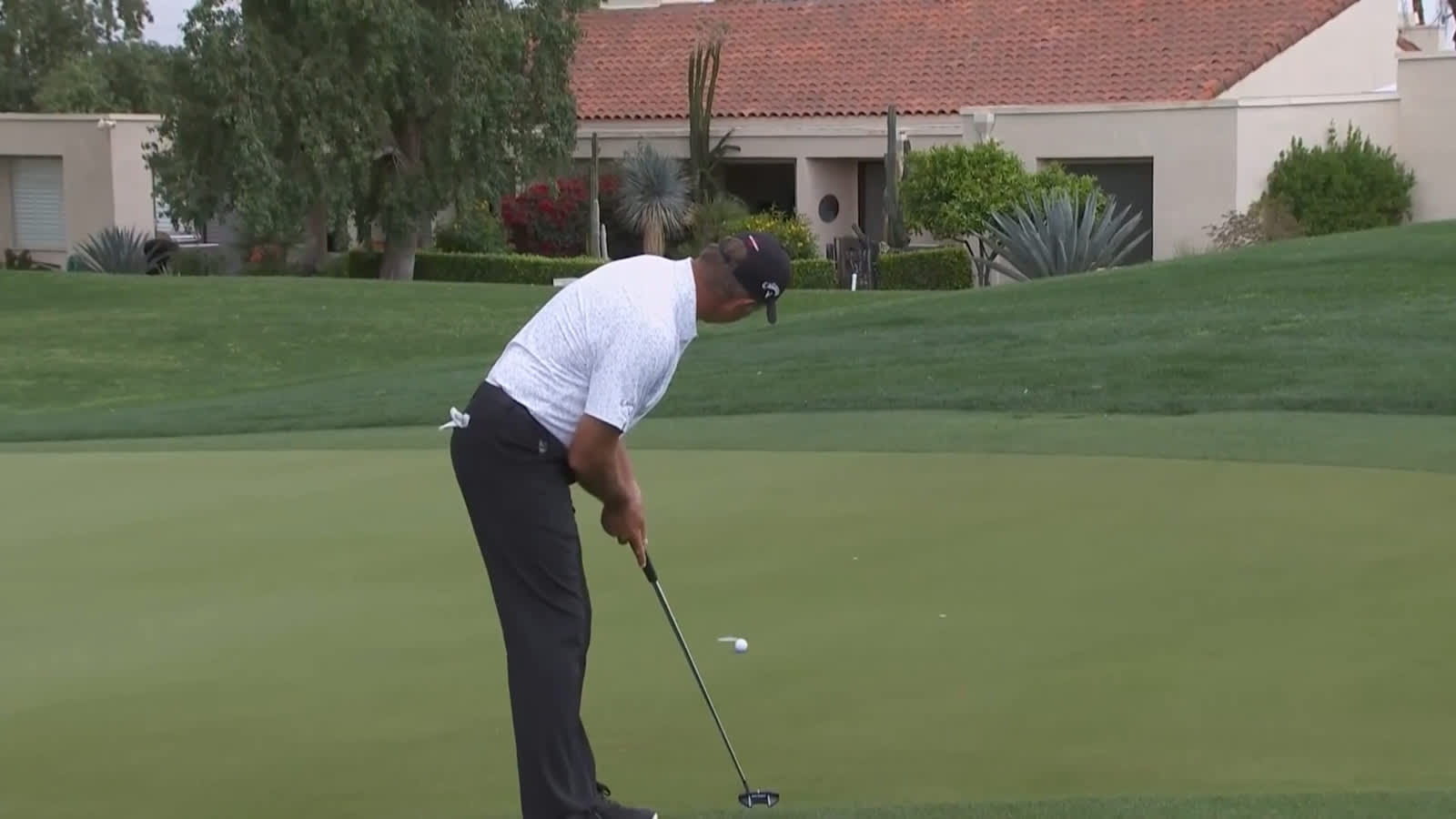 Retief Goosen sinks birdie putt from the fringe at Galleri Classic