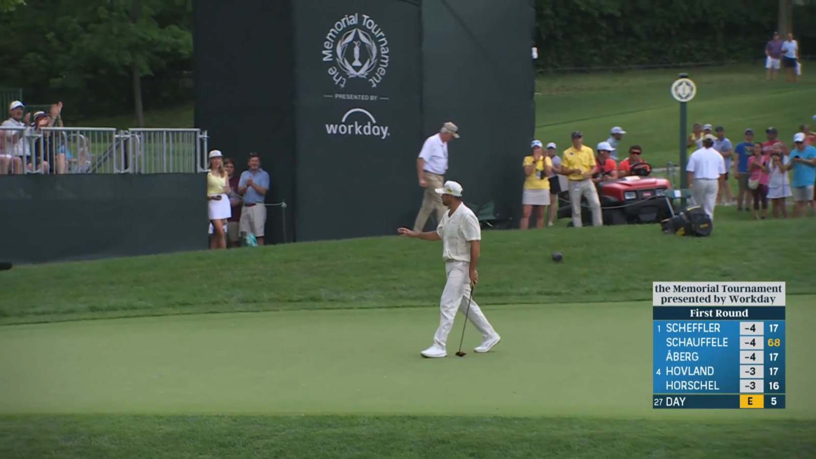 Jason Day pours in 17-footer for birdie at the Memorial
