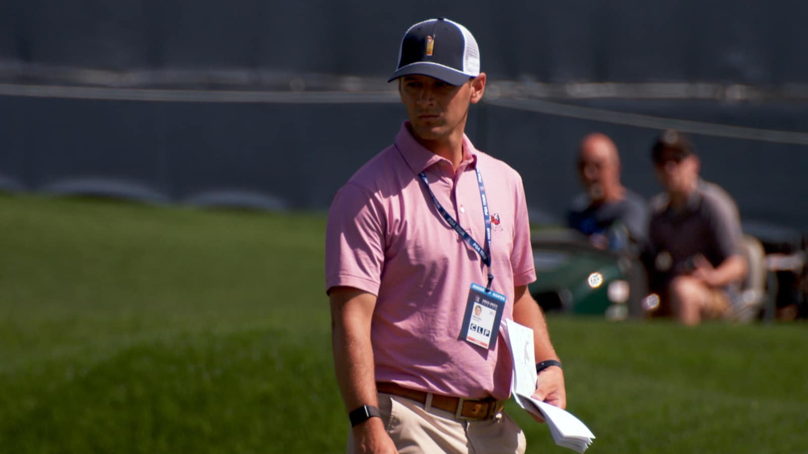 Chris Kirk's caddie does course prep before THE PLAYERS