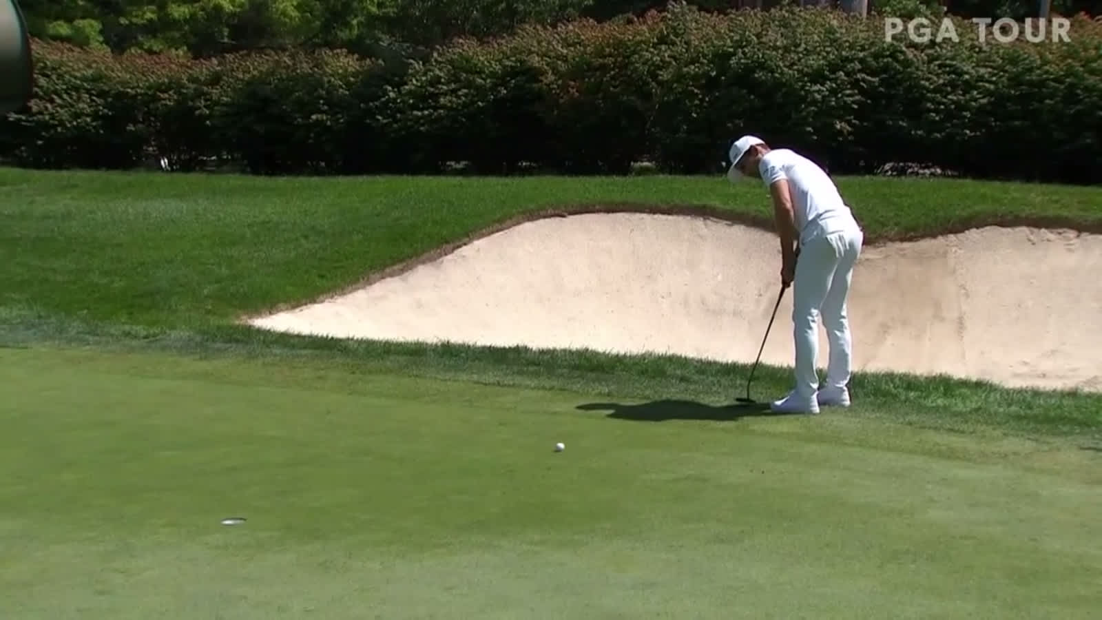 Camilo Villegas holes birdie putt from the fringe at Nationwide Children's
