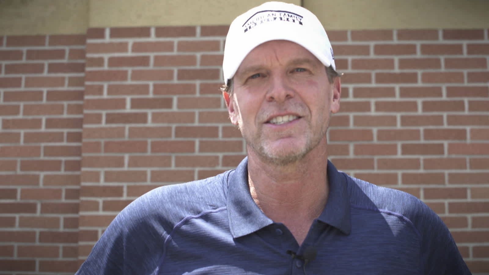 Players congratulate Hale Irwin on Payne Stewart Award
