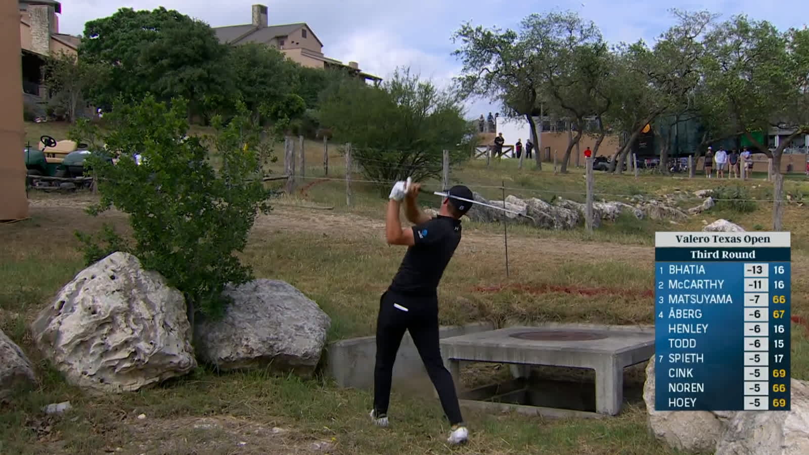 Jordan Spieth hits ball onto roof, cards double bogey at Valero