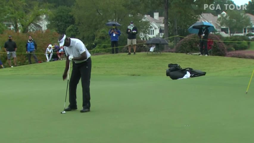 Vijay Singh sinks birdie putt at SAS Championship