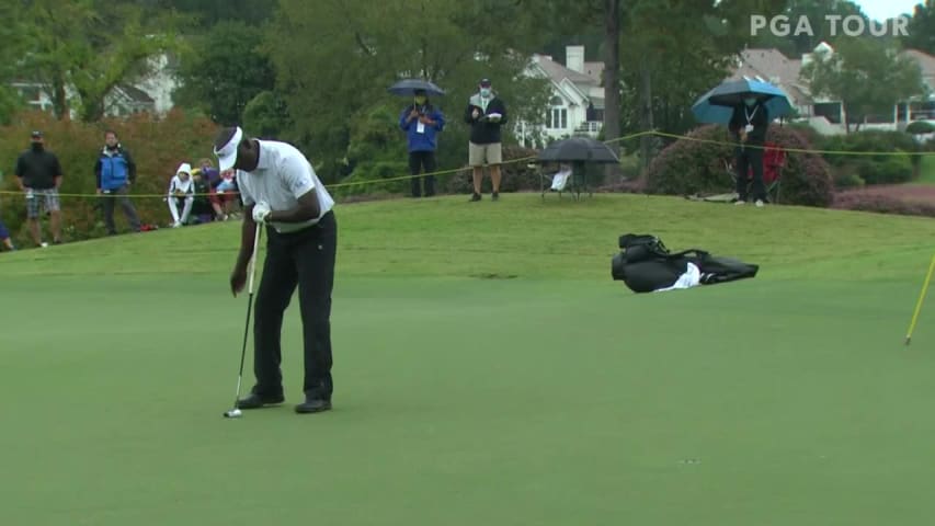 Vijay Singh sinks birdie putt at SAS Championship 