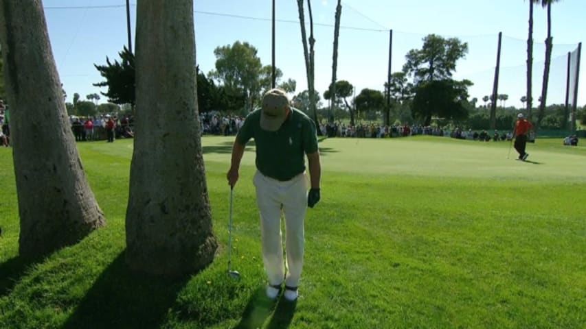 Tom Watson chips one-armed & backwards at the Toshiba Classic