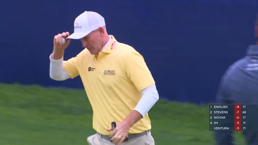 Brandt Snedeker makes birdie on No. 18 at Farmers
