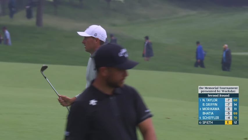 Jordan Spieth knocks it close and makes birdie at the Memorial