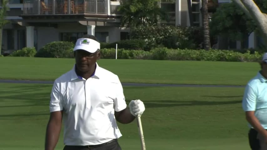 Vijay Singh nearly holes out to set up birdie at Mitsubishi