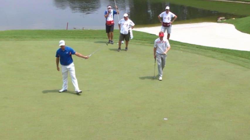 Gary Woodland holes 15-foot birdie on No. 15 at CIMB