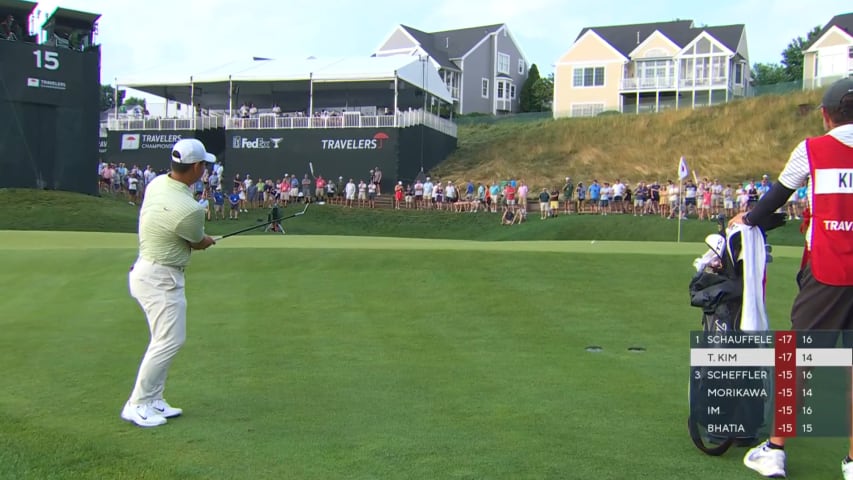 Tom Kim chips it close to set up birdie at Travelers