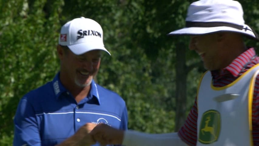 Jerry Kelly pours in a 16-foot putt for birdie at John Deere