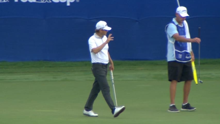 Heath Slocum drains a 34-foot putt for birdie at Wyndham in Round 4