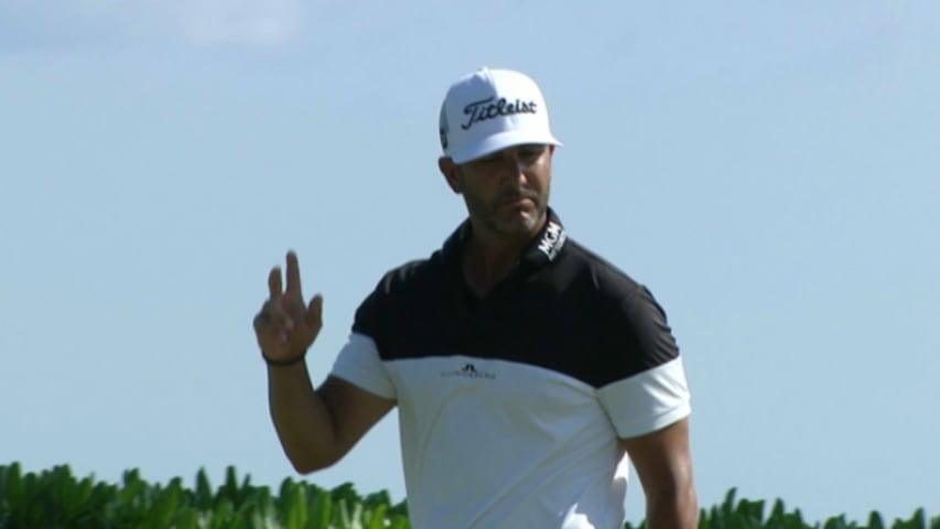 Scott Piercy drops in a 15-footer at the OHL Classic