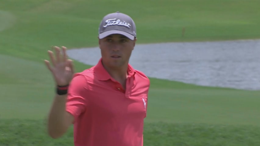 Justin Thomas chips in for birdie at CIMB