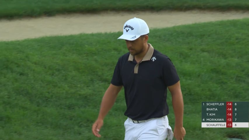 Xander Schauffele sinks a 21-foot birdie putt at Travelers