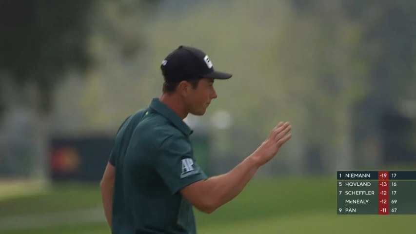 Viktor Hovland gets up-and-down for birdie at Genesis
