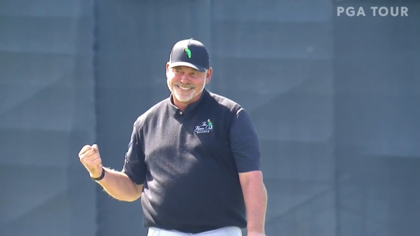 Darren Clarke drills long birdie putt at Sanford International