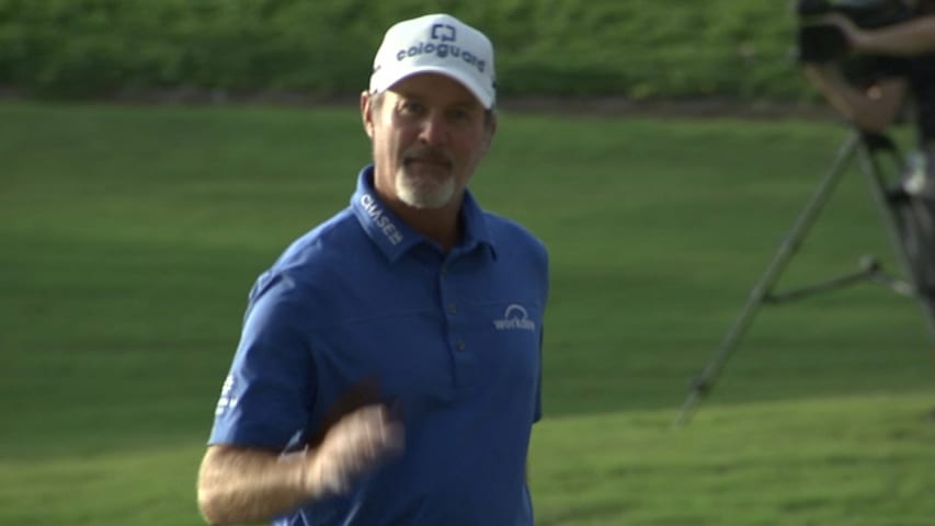 Jerry Kelly sinks a birdie putt on the 18th hole at Mitsubishi Electric at Hualalai