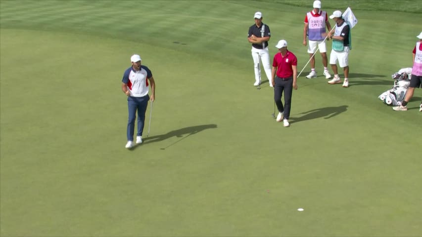 Scottie Scheffler sinks go-ahead birdie putt at Olympic Men's Golf