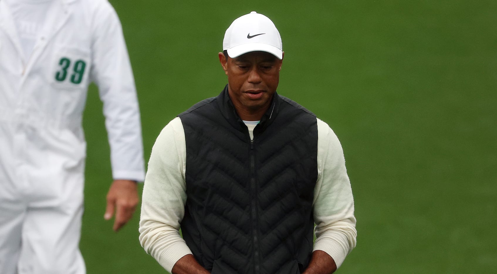 Masters suspends play Saturday; Tiger Woods in last place