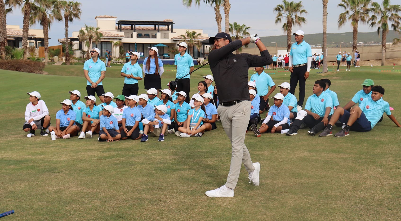 Aaron Beverly with kids at First Tee Diamante. (Courtesy of World Wide Technology)