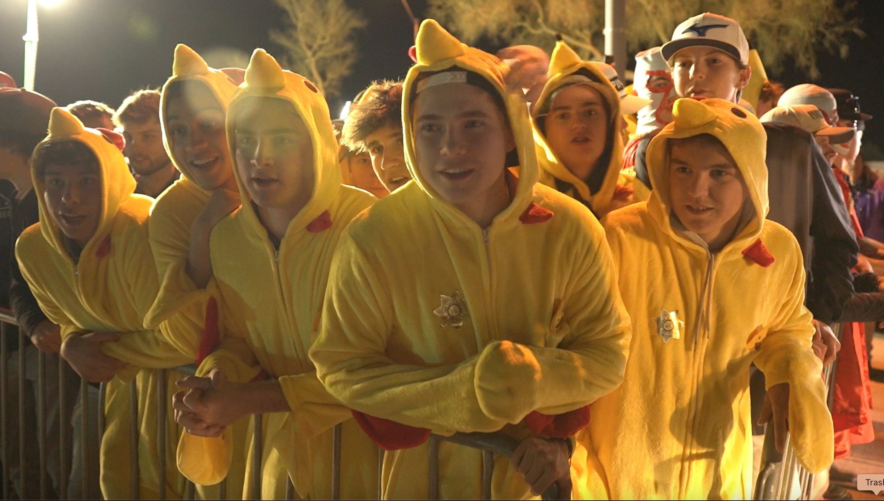 Jordan Spieth makes lefty putter par save from bush, places fourth