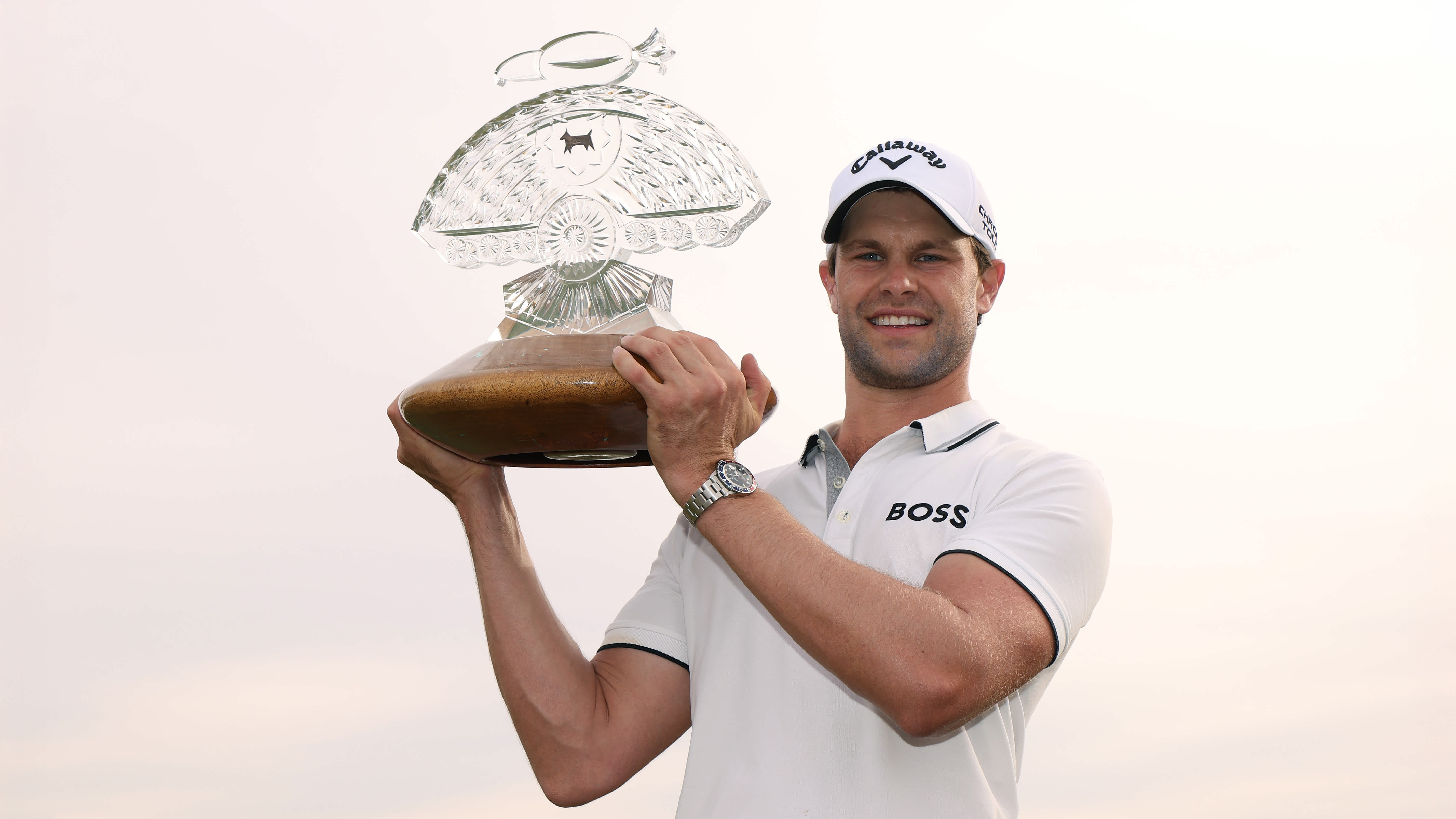 Jordan Spieth makes lefty putter par save from bush, places fourth