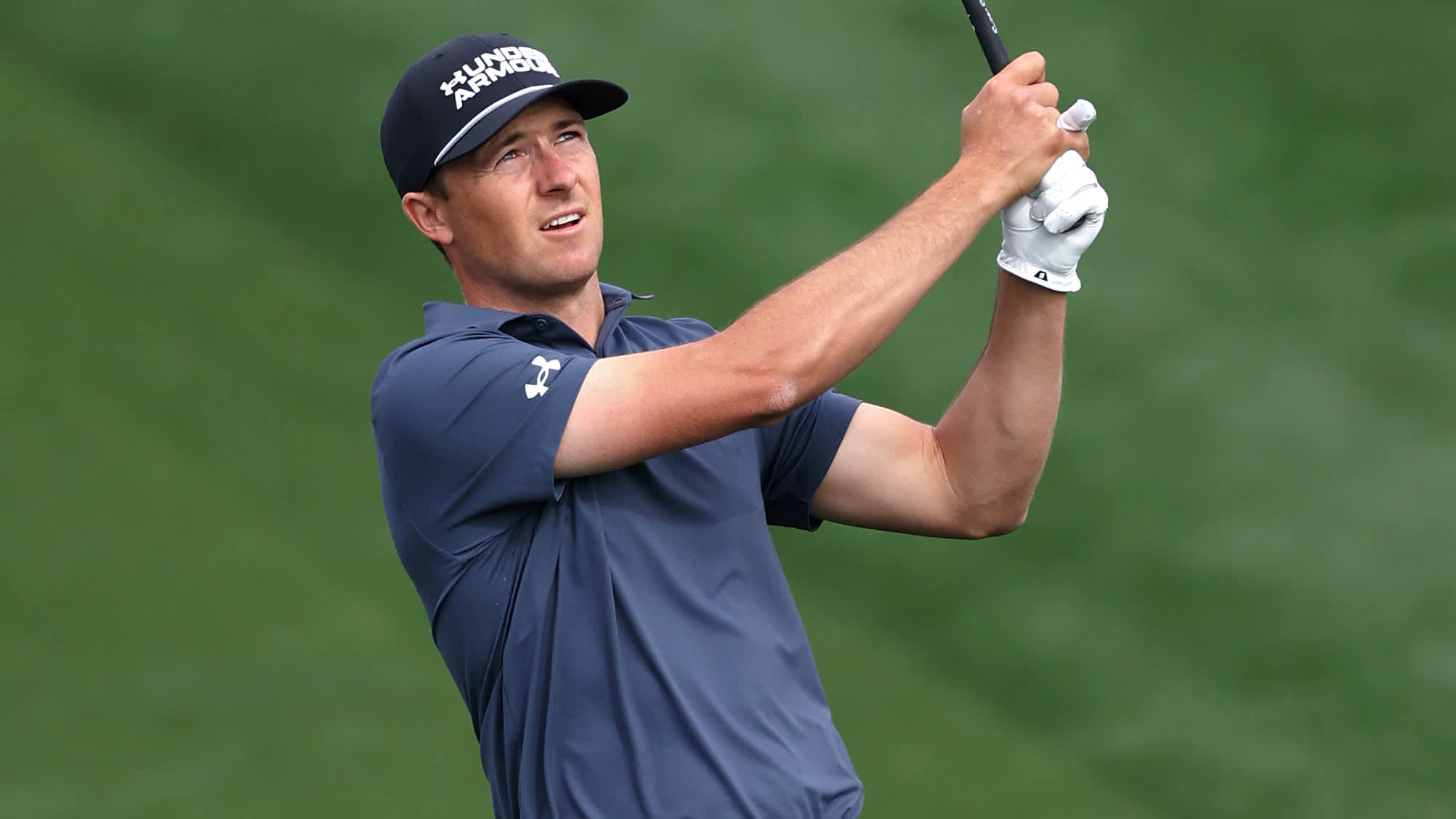 Jordan Spieth makes lefty putter par save from bush, places fourth