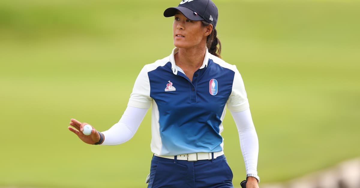 Celine Boutier dazzles French crowd with 65 to lead women