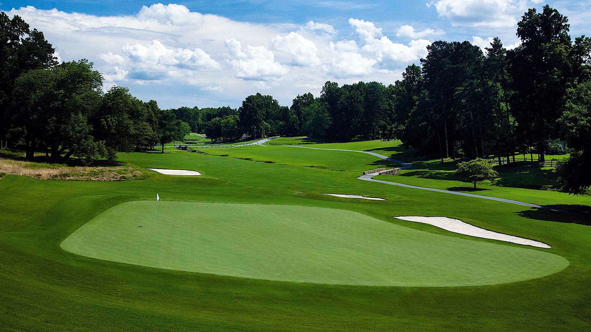 A tee shot that challenges the diagonal creek finds the shortest route to the hole. However, the player who is near the bunkers on the right will have the best angle.