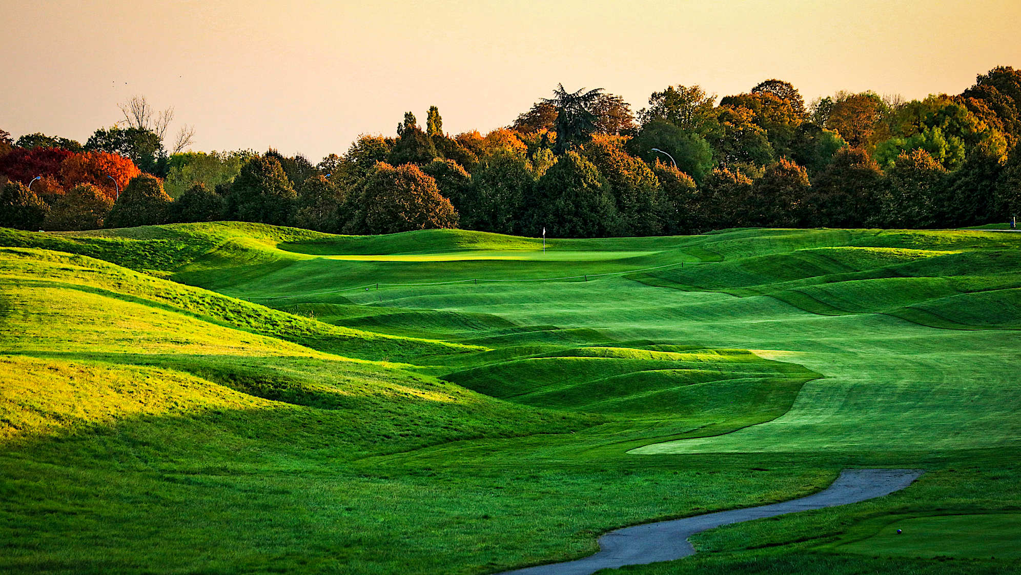With an uphill fairway and a green that runs dramatically from right to left, the 17th is an interesting hole. With no sand traps or water hazards to contend with, the penultimate hole poses a very different challenge than the final one to come. (Source: PGA of America)
