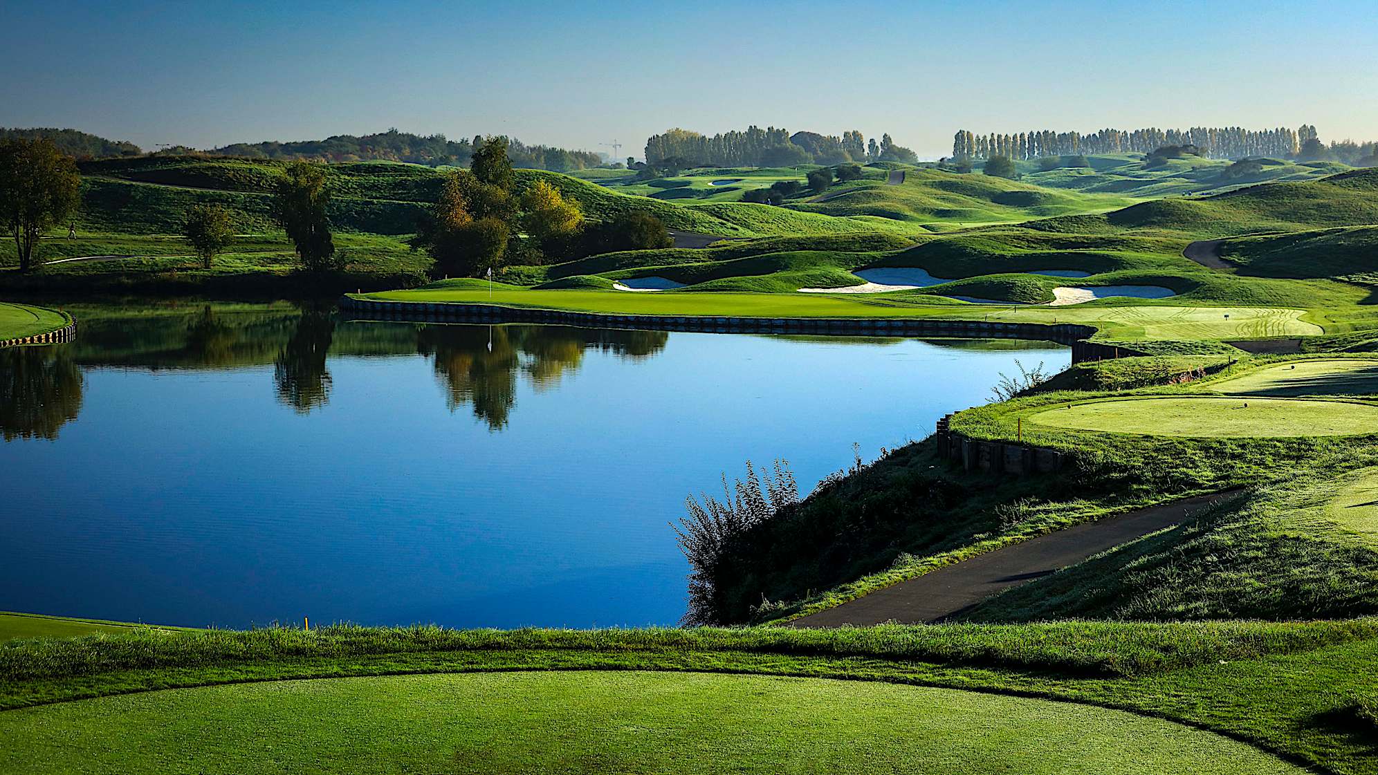 On this hole, the most difficult thing is to correctly assess the amount of water you have to carry before touching down on the green surface. In fact, the equation is very simple: the further left the pin is, the more water you have to carry. The most dangerous flag position being the left far-end one where power, distance as well as accuracy are required. (Source: PGA of America)