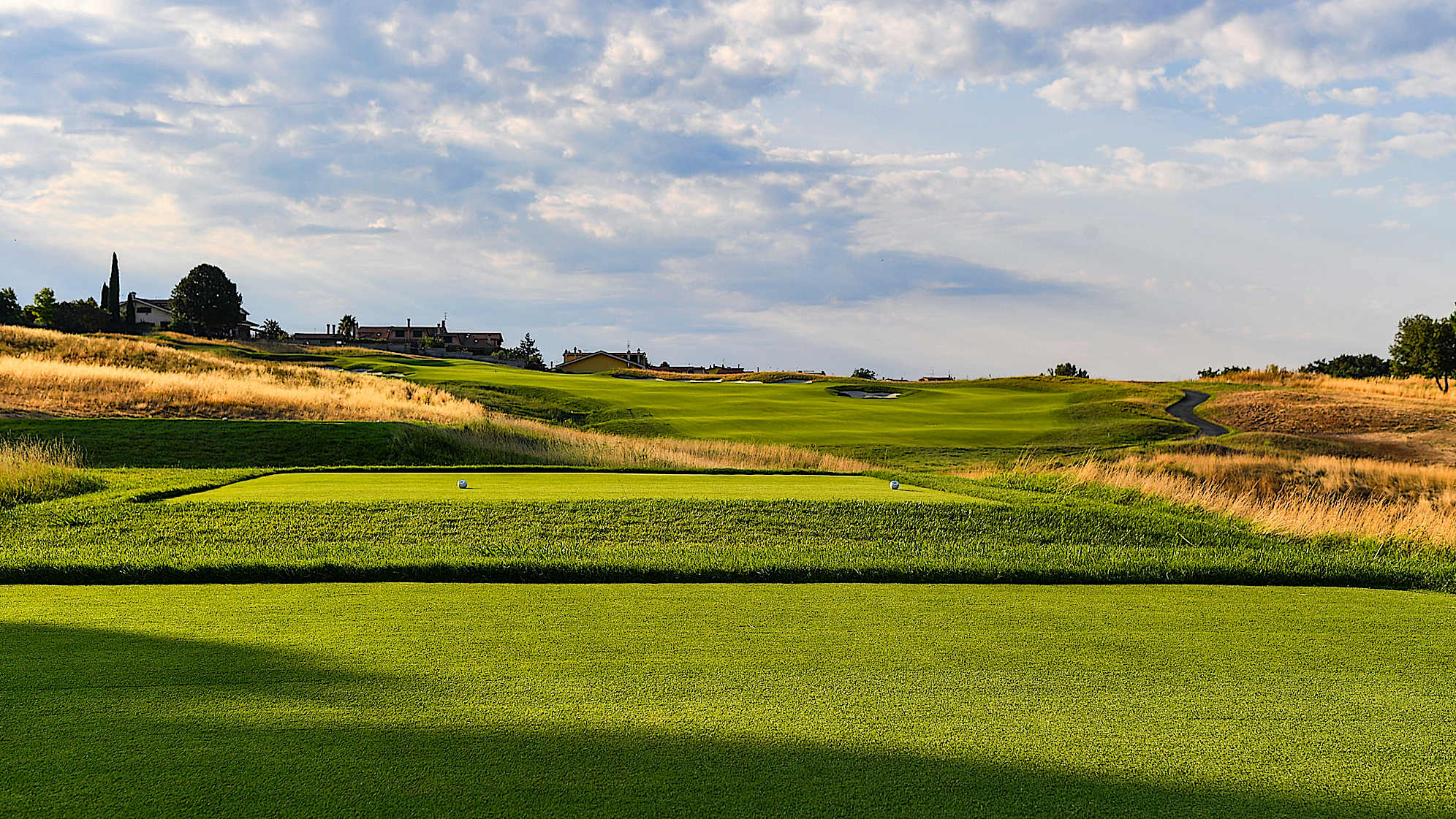 Experienced players can try to reach the green with the driver but must beware of an undulation in the ground on the right side. For those who prefer to play a shorter first shot, the second one should be a short iron or wedge to reach the flag. Beware of the fast and steep green.