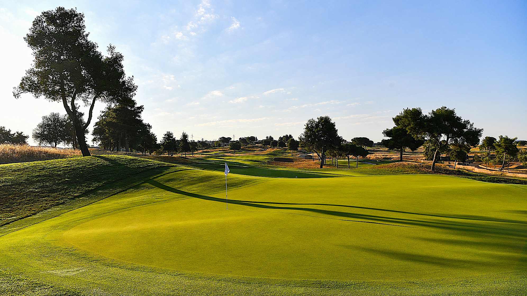 Experienced golfers can play over the bunker with a good driver. To reach the green you then need a medium iron.
For those who choose the safest line on the right side of the fairway, it is better to use a long iron for the second shot, paying attention to the bunker positioned 40 meters before the green.