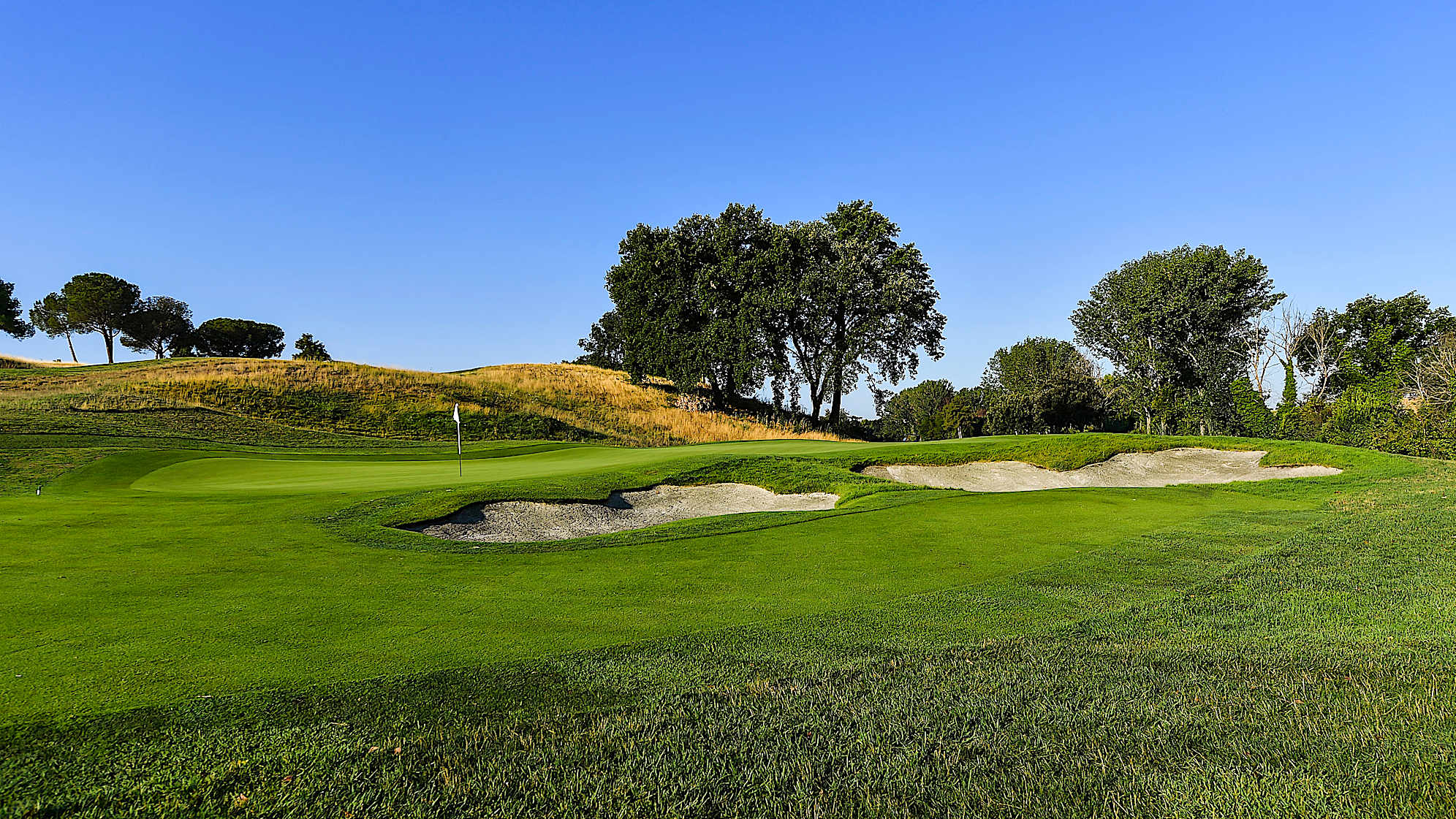 The first par 3 of the golf course. The green can be easily reached with a short iron. Pay particular attention to the green which is well protected by two difficult bunkers on the right side.