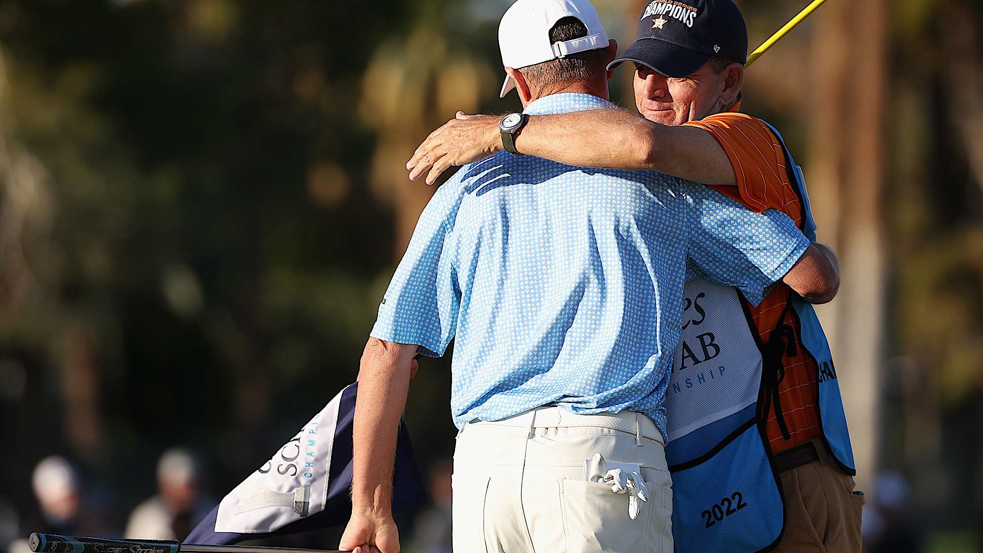 PHOENIX, ARIZONA - NOVEMBER 13: Steven Alker of New Zealand hugs caddie Sam Workman after winning the Charles Schwab Cup following the final round the Charles Schwab Cup Championship at Phoenix Country Club on November 13, 2022 in Phoenix, Arizona. (Photo by Christian Petersen/Getty Images)