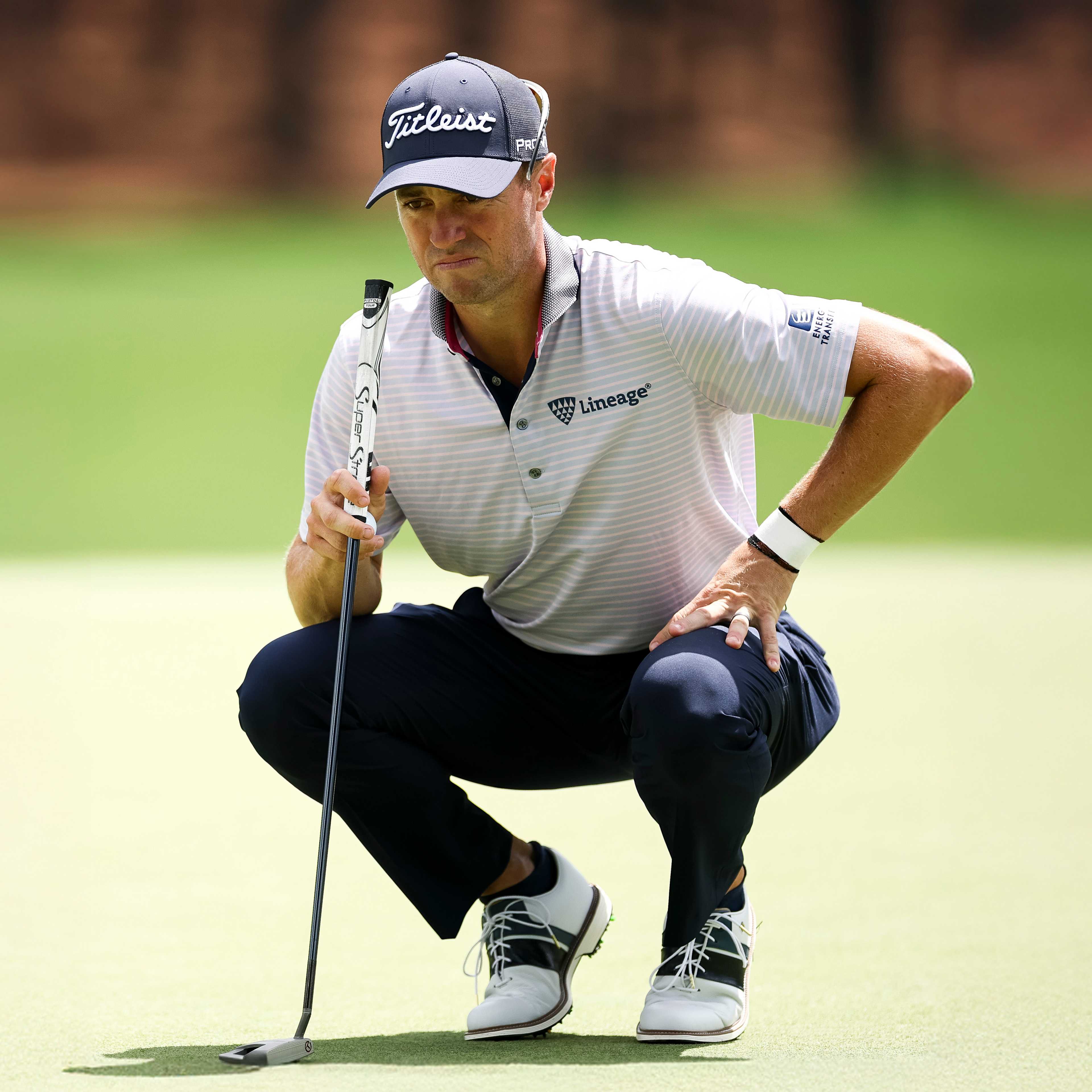 Thomas copies Young’s putter, shoes, contends at Truist Championship