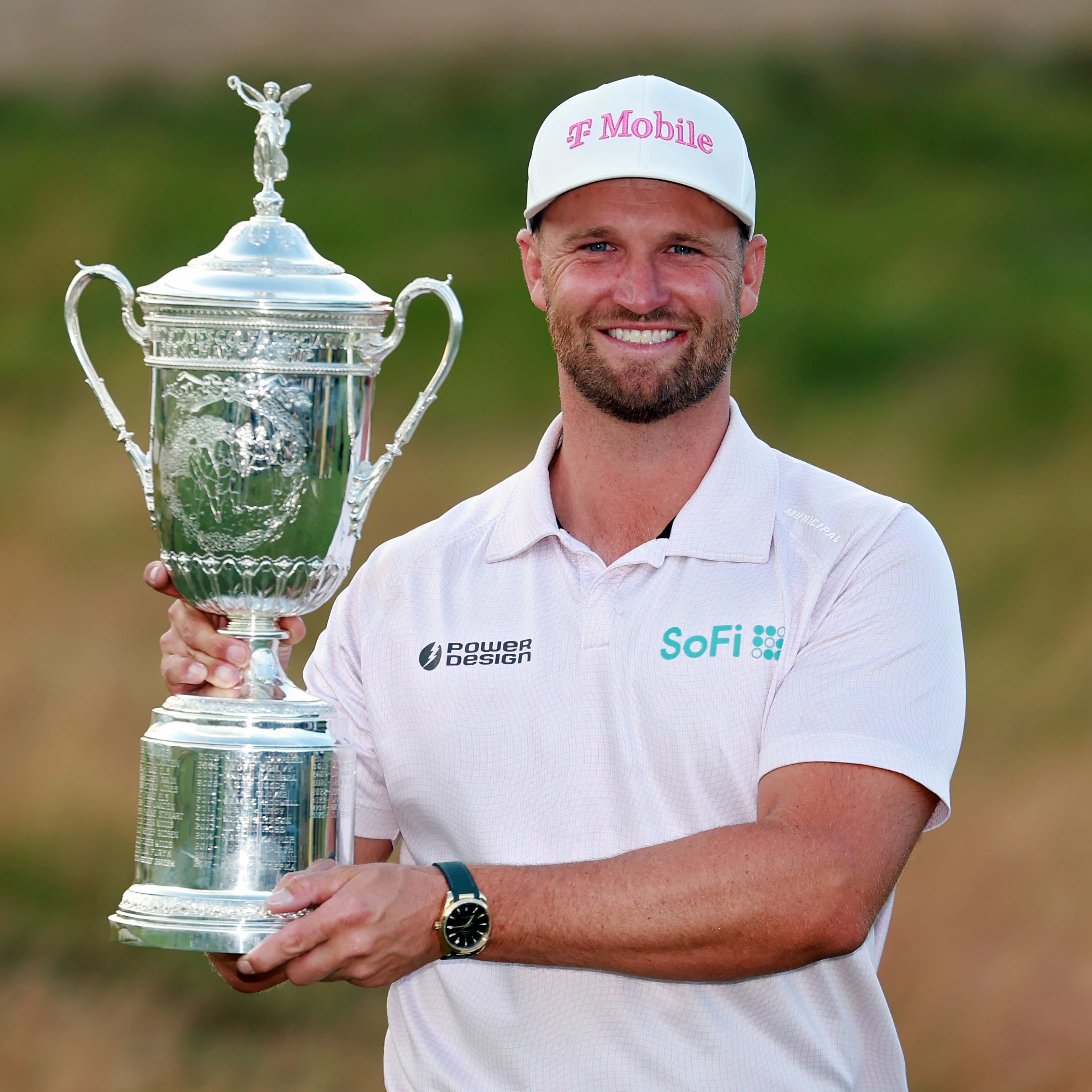 Clark avoids record collapse, holds on to win U.S. Open