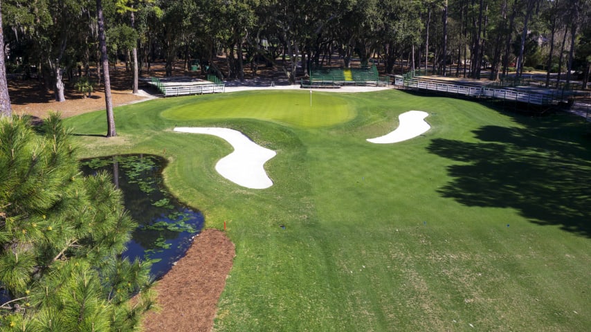 You could call No. 15 a thinking challenge, since this great par 5 demands careful deliberation and shot execution all the way from tee to flag. To avoid nightmares on the approach, keep the drive from the tee as close to center as possible. This will save you from the fate of water on the left and zealous bunker-guardians on both sides.