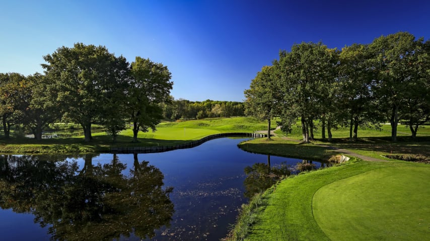 Reshaped in 2004, the 13th offers a very narrow route to its fairway. This dogleg-right is a technical and demanding hole. If your tee shot is not long enough, you will find yourself with an almost impossible second shot to the well-protected green. Not only do you have to carry the water in front, but you also have to avoid the oak trees guarding the green. (Source: PGA of America)